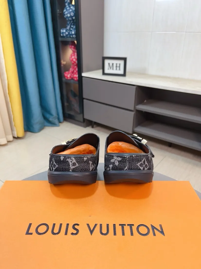 Men's shoes 💰360🌸🌸LV Easy 2025 new men's casual sandals and slippers, made of suede cow leather, with Monogram pattern to highlight the trendy style. Adjustable straps illuminated with LV letters, while a resilient insole and micro outsole provide lightweight comfort. Made of suede cow leather with embossed Monogram pattern and brand element metal hardware✅Adjustable straps➕Tough insole‼ ️Micro outsole. Comfortable and easy to wear‼ ️ size：38-45